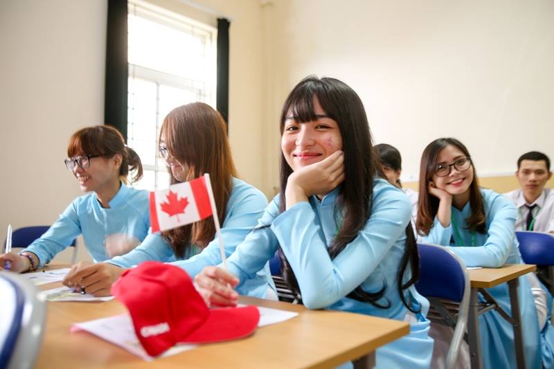 Which course is best for commerce student in Canada?